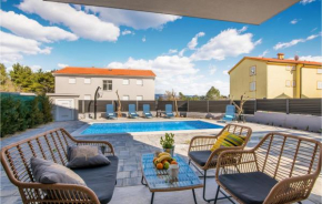 Amazing apartment in Cizici with Outdoor swimming pool, WiFi and 2 Bedrooms